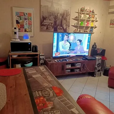 Confortable En Centre-ville + Parking Prive + Cour Apartmán *